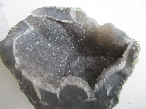 De grootte van deze geode is 14 bij 12 bij 6 cm.