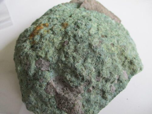 De grootte van deze geode is 14 bij 12 bij 6 cm.