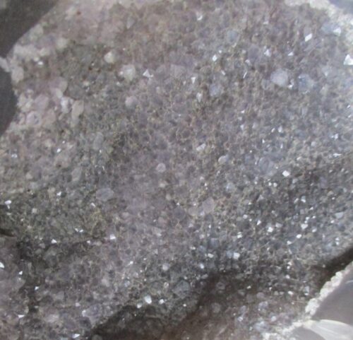 De grootte van deze geode is 14 bij 12 bij 6 cm.