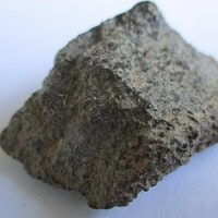 De grootte van deze gewone chondrietmeteoriet (type L3-6) is 5.0 bij 2.0 cm. Deze meteoriet is gevonden in Noord-Afrika en bevindt zich in zijn oorspronkelijke staat (zoals gevonden).