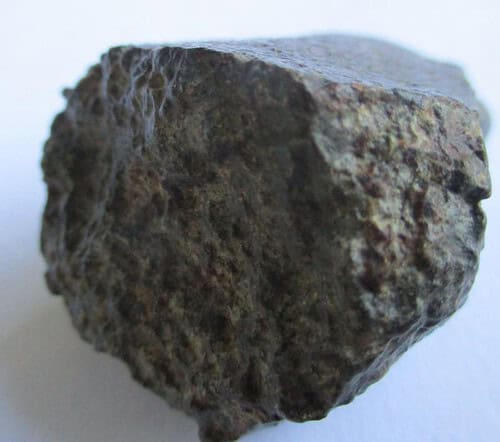 De grootte van deze gewone chondrietmeteoriet (type L3-6) is 4.0 bij 3.5 cm. Deze meteoriet is gevonden in Noord-Afrika en bevindt zich in zijn oorspronkelijke staat (zoals gevonden).