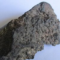 De grootte van deze gewone chondrietmeteoriet (type L3-6) is 7.5 bij 5.0 cm. Deze meteoriet is gevonden in Noord-Afrika en bevindt zich in zijn oorspronkelijke staat (zoals gevonden).