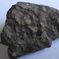 De grootte van deze gewone chondrietmeteoriet (type L3-6) is 4.0 bij 3.0 cm. Deze meteoriet is gevonden in Noord-Afrika en bevindt zich in zijn oorspronkelijke staat (zoals gevonden).