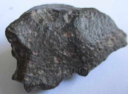 De grootte van deze gewone chondrietmeteoriet (type L3-6) is 4.0 bij 3.0 cm. Deze meteoriet is gevonden in Noord-Afrika en bevindt zich in zijn oorspronkelijke staat (zoals gevonden).
