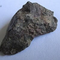 De grootte van deze gewone chondrietmeteoriet (type L3-6) is 4.0 bij 3.0 cm. Deze meteoriet is gevonden in Noord-Afrika en bevindt zich in zijn oorspronkelijke staat (zoals gevonden).