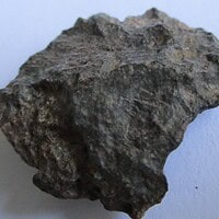De grootte van deze gewone chondrietmeteoriet (type L3-6) is 3.5 bij 3.0 cm. Deze meteoriet is gevonden in Noord-Afrika en bevindt zich in zijn oorspronkelijke staat (zoals gevonden).