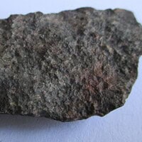 De grootte van deze gewone chondrietmeteoriet (type L3-6) is 4.5 bij 3.0 cm. Deze meteoriet is gevonden in Noord-Afrika en bevindt zich in zijn oorspronkelijke staat (zoals gevonden).