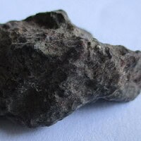 De grootte van deze gewone chondrietmeteoriet (type L3-6) is 3.5 bij 2.0 cm. Deze meteoriet is gevonden in Noord-Afrika en bevindt zich in zijn oorspronkelijke staat (zoals gevonden).