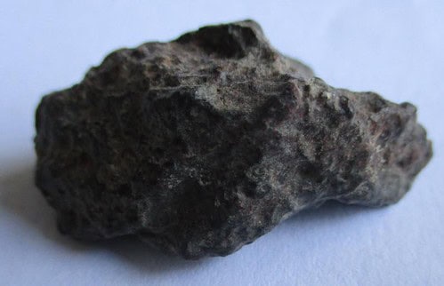 De grootte van deze gewone chondrietmeteoriet (type L3-6) is 3.5 bij 2.0 cm. Deze meteoriet is gevonden in Noord-Afrika en bevindt zich in zijn oorspronkelijke staat (zoals gevonden).