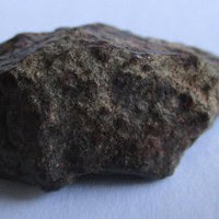 De grootte van deze gewone chondrietmeteoriet (type L3-6) is 4.0 bij 2.0 cm. Deze meteoriet is gevonden in Noord-Afrika en bevindt zich in zijn oorspronkelijke staat (zoals gevonden).