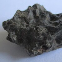 De grootte van deze gewone chondrietmeteoriet (type L3-6) is 3.0 bij 2.0 cm. Deze meteoriet is gevonden in Noord-Afrika en bevindt zich in zijn oorspronkelijke staat (zoals gevonden).