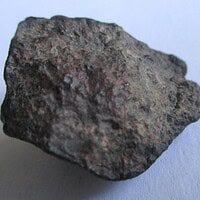 De grootte van deze gewone chondrietmeteoriet (type L3-6) is 3.0 bij 2.0 cm. Deze meteoriet is gevonden in Noord-Afrika en bevindt zich in zijn oorspronkelijke staat (zoals gevonden).