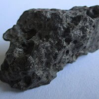 De grootte van deze gewone chondrietmeteoriet (type L3-6) is 3.5 bij 2.0 cm. Deze meteoriet is gevonden in Noord-Afrika en bevindt zich in zijn oorspronkelijke staat (zoals gevonden).