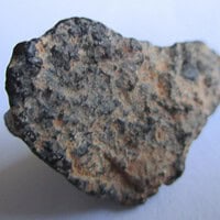 De grootte van deze gewone chondrietmeteoriet (type L3-6) is 3.5 bij 2.0 cm. Deze meteoriet is gevonden in Noord-Afrika en bevindt zich in zijn oorspronkelijke staat (zoals gevonden).