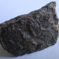 De grootte van deze gewone chondrietmeteoriet (type L3-6) is 3.0 bij 2.5 cm. Deze meteoriet is gevonden in Noord-Afrika en bevindt zich in zijn oorspronkelijke staat (zoals gevonden).