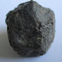 De grootte van deze gewone chondrietmeteoriet (type L3-6) is 2.5 bij 2.0 cm. Deze meteoriet is gevonden in Noord-Afrika en bevindt zich in zijn oorspronkelijke staat (zoals gevonden).