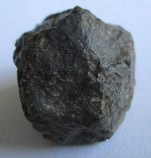 De grootte van deze gewone chondrietmeteoriet (type L3-6) is 2.5 bij 2.0 cm. Deze meteoriet is gevonden in Noord-Afrika en bevindt zich in zijn oorspronkelijke staat (zoals gevonden).