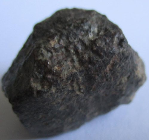 De grootte van deze gewone chondrietmeteoriet (type L3-6) is 2.5 bij 2.0 cm. Deze meteoriet is gevonden in Noord-Afrika en bevindt zich in zijn oorspronkelijke staat (zoals gevonden).