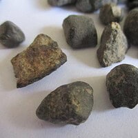 De grootte van deze chondriet meteoriet (nwa 869) is 2.0 cm. Deze meteoriet is gevonden in Noord-Afrika en bevindt zich in zijn oorspronkelijke staat (zoals gevonden). U ontvangt één exemplaar vergelijkbaar met dat op de foto.