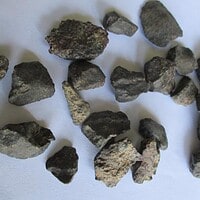 De grootte van deze chondriet meteoriet (nwa 869) is 3 cm.